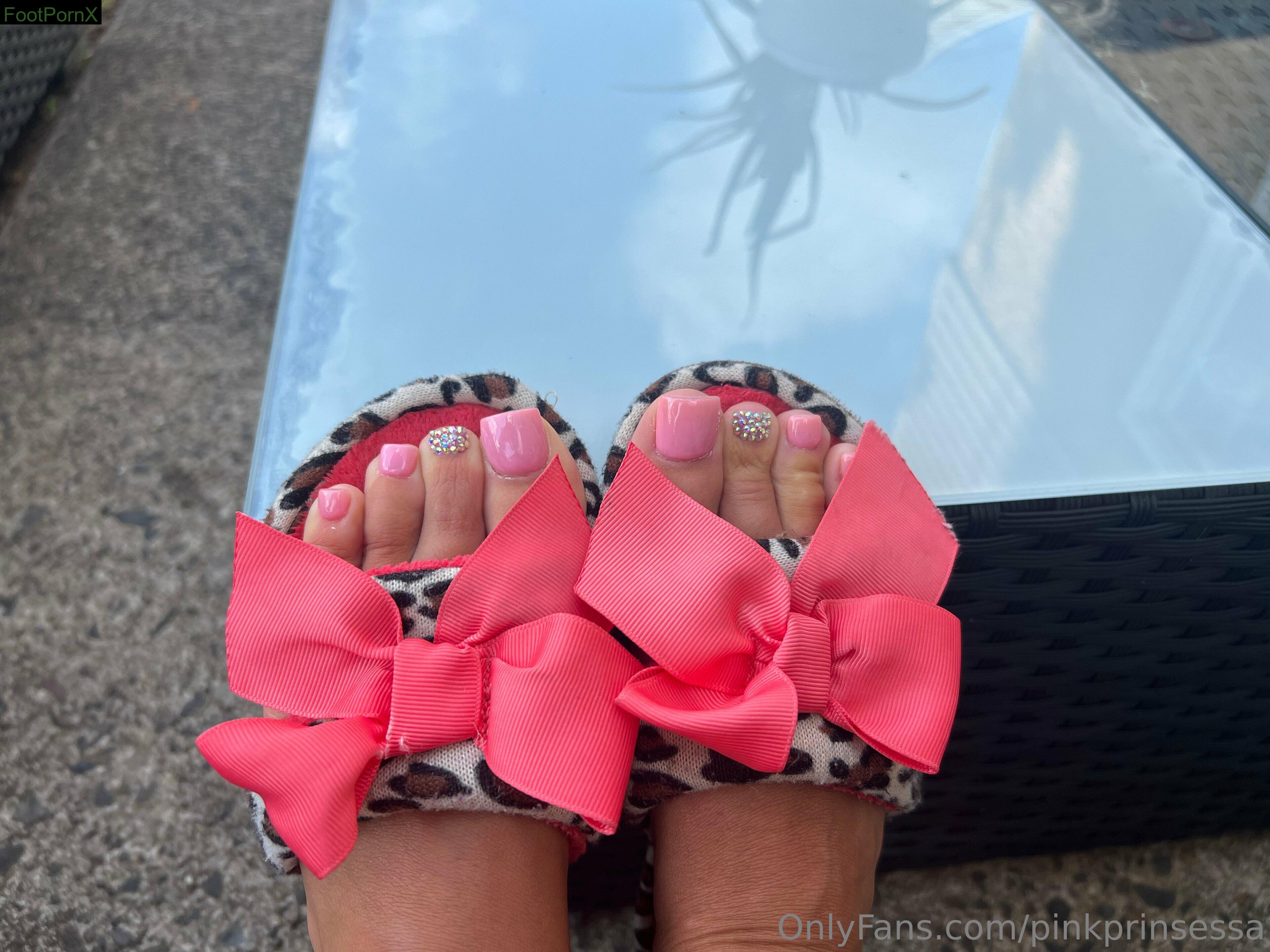 pinkprinsessa feet