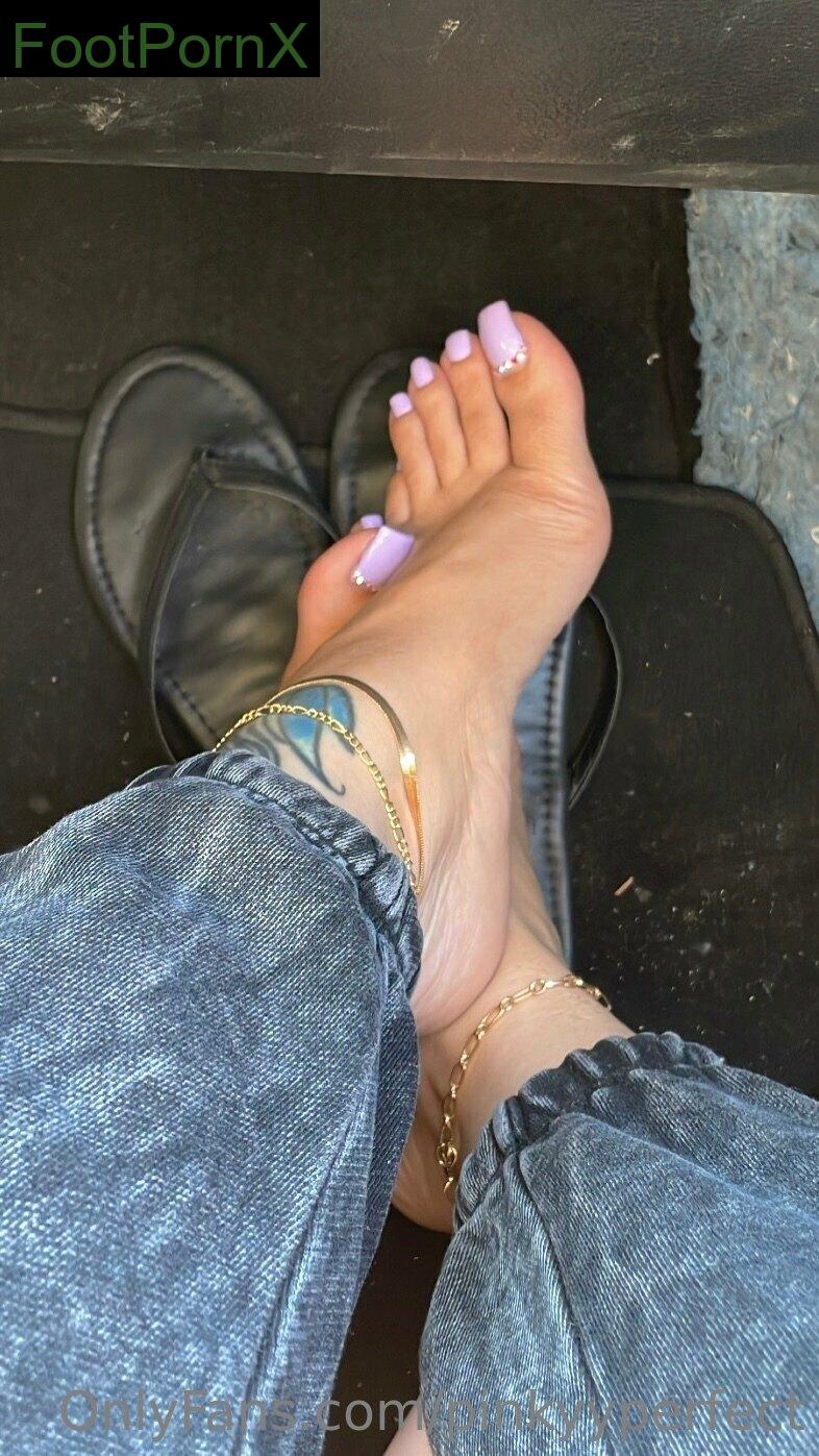 pinkyyperfect feet