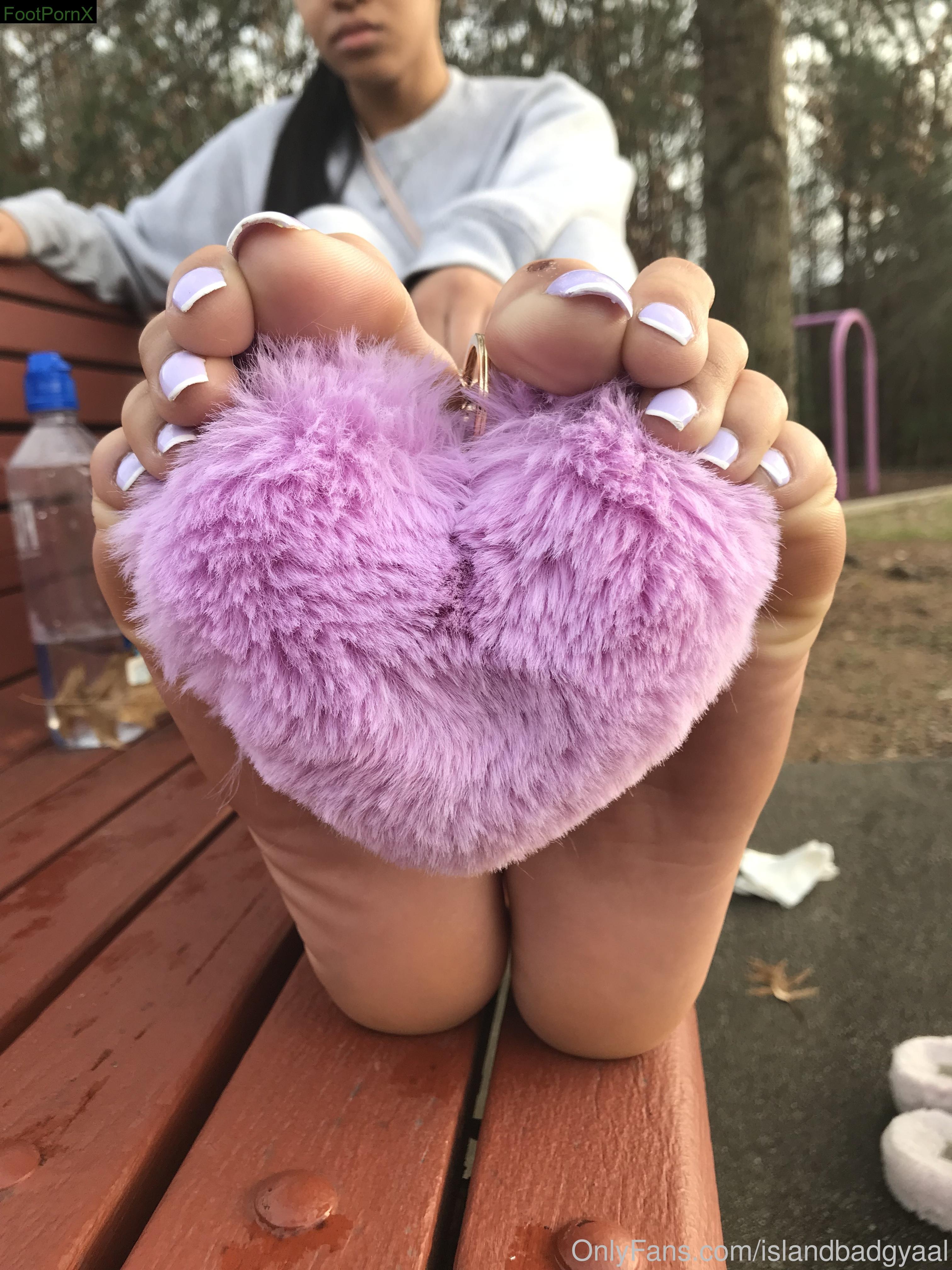 islandbadgyaal feet