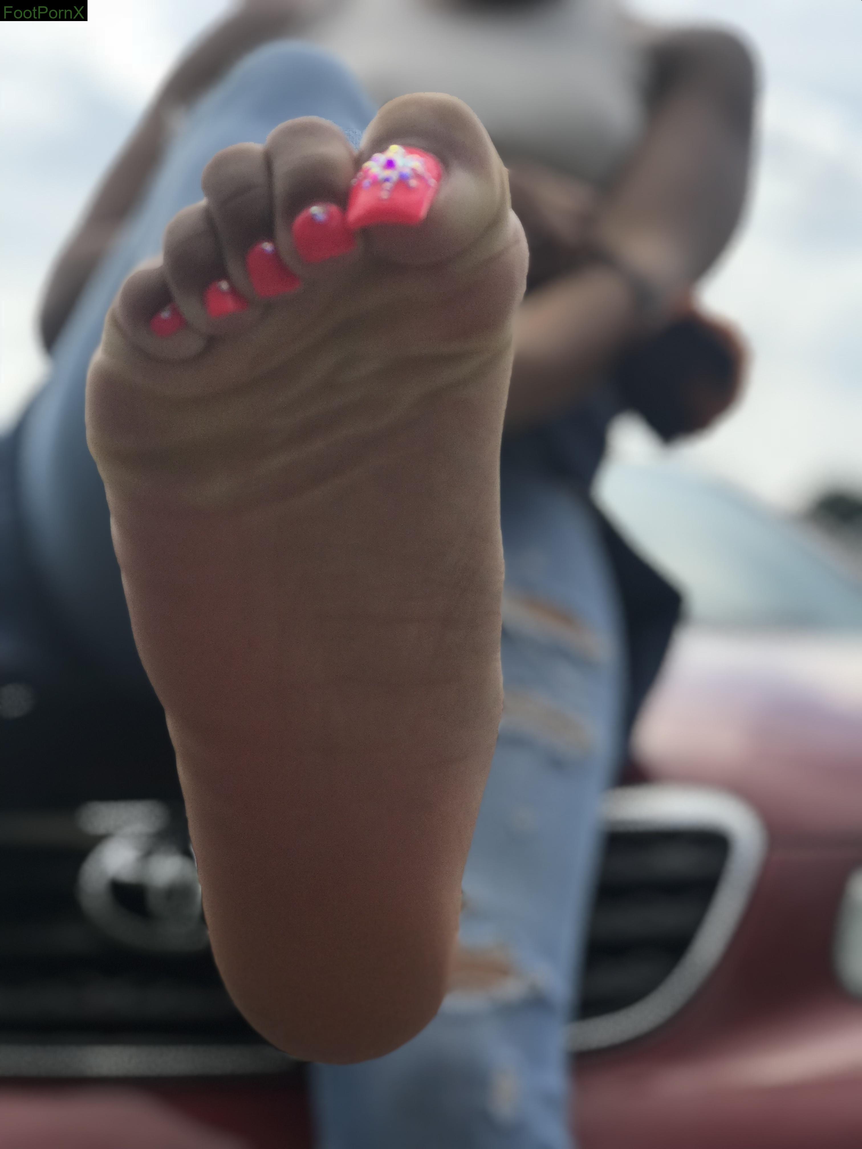 islandbadgyaal feet