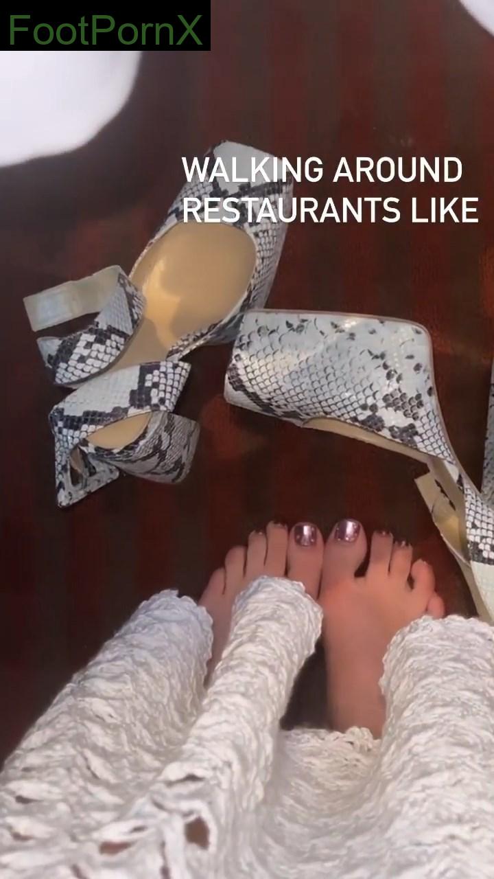 bella thorne feet