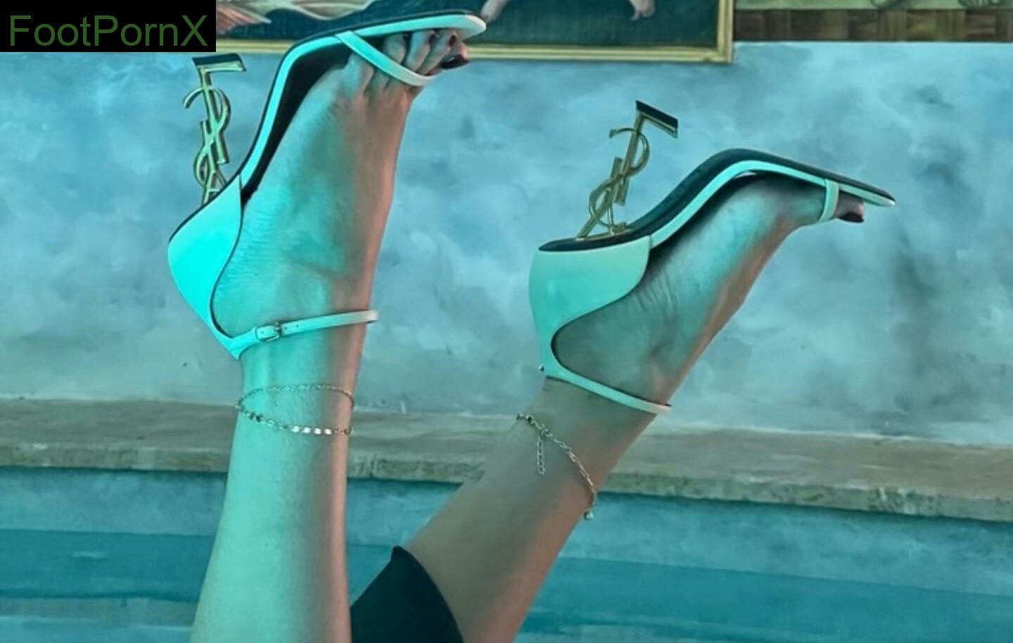 bella thorne feet