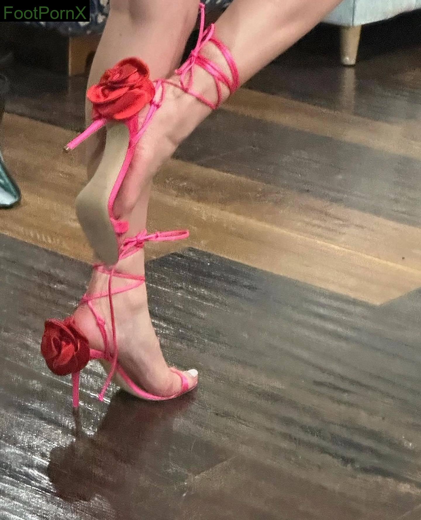 bella thorne feet