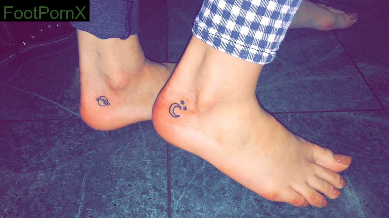 bella thorne feet