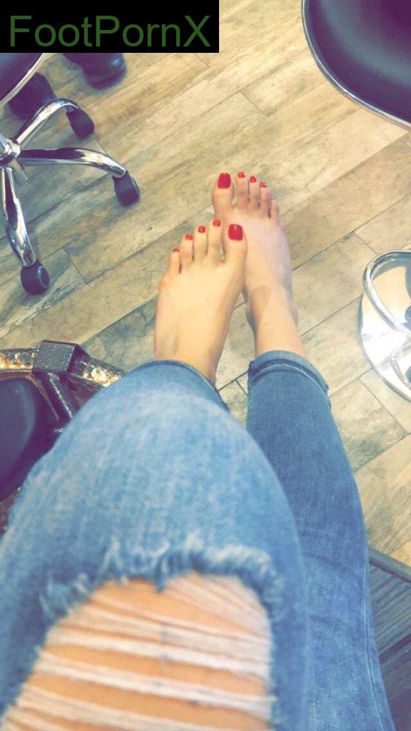 bella thorne feet