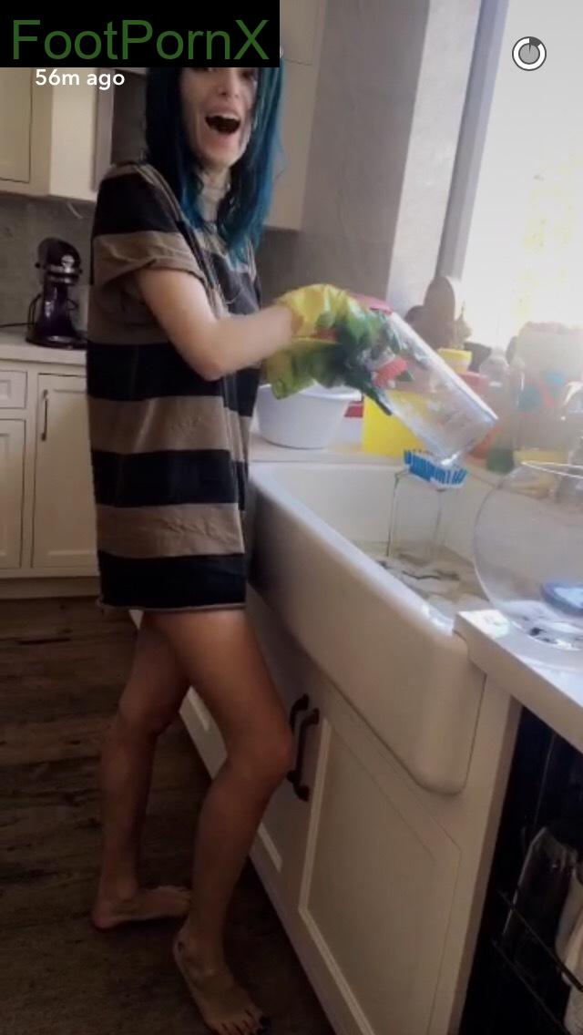 bella thorne feet