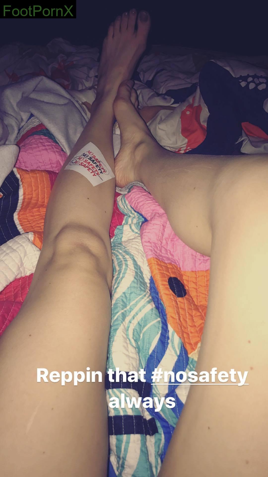 bella thorne feet