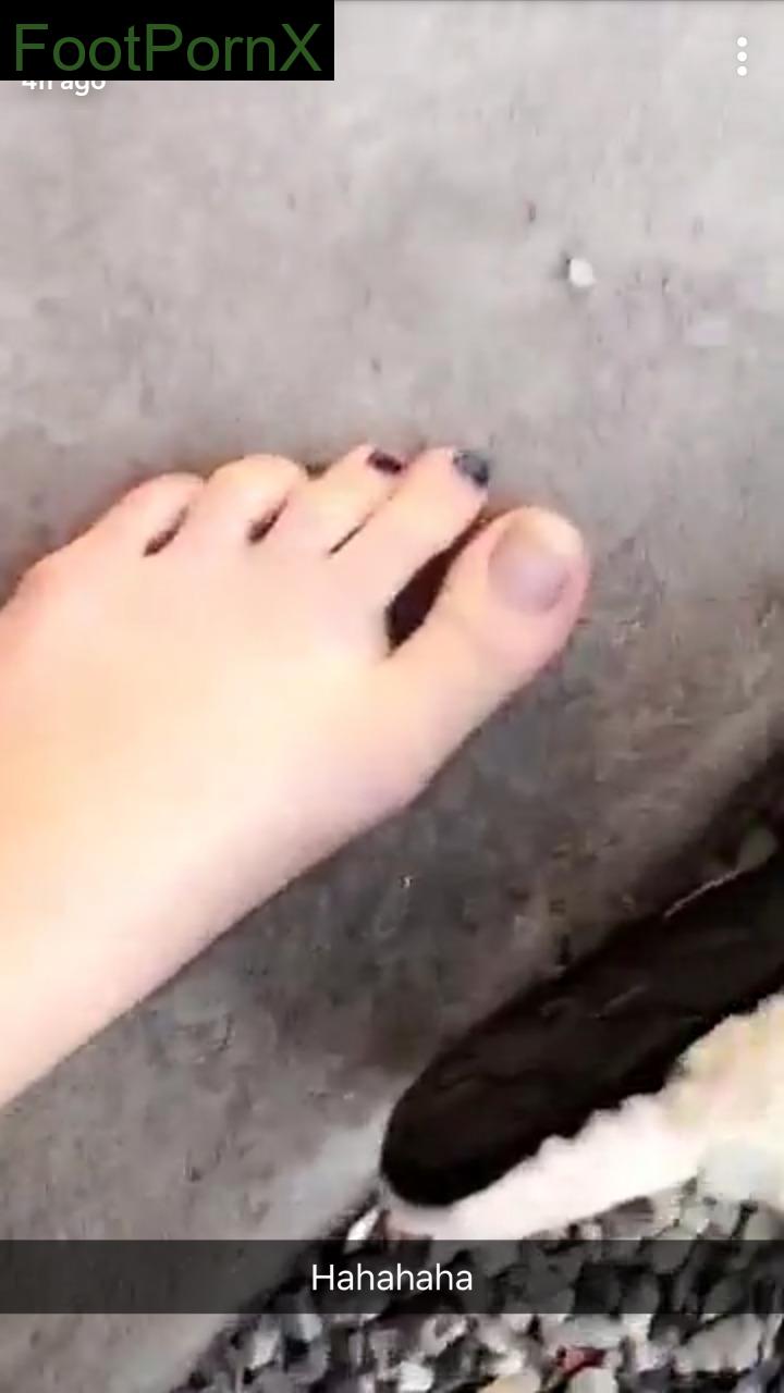 bella thorne feet