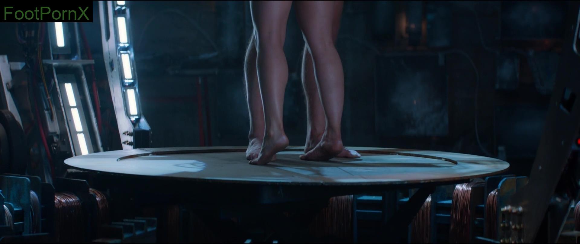 emilia clarke feet