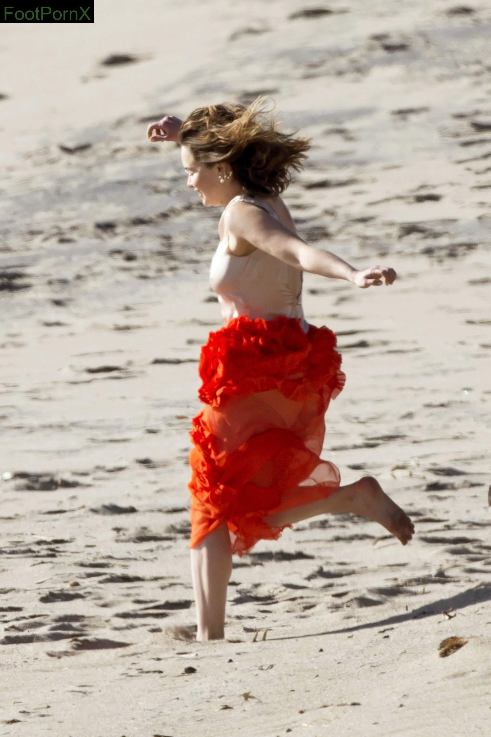 emilia clarke feet