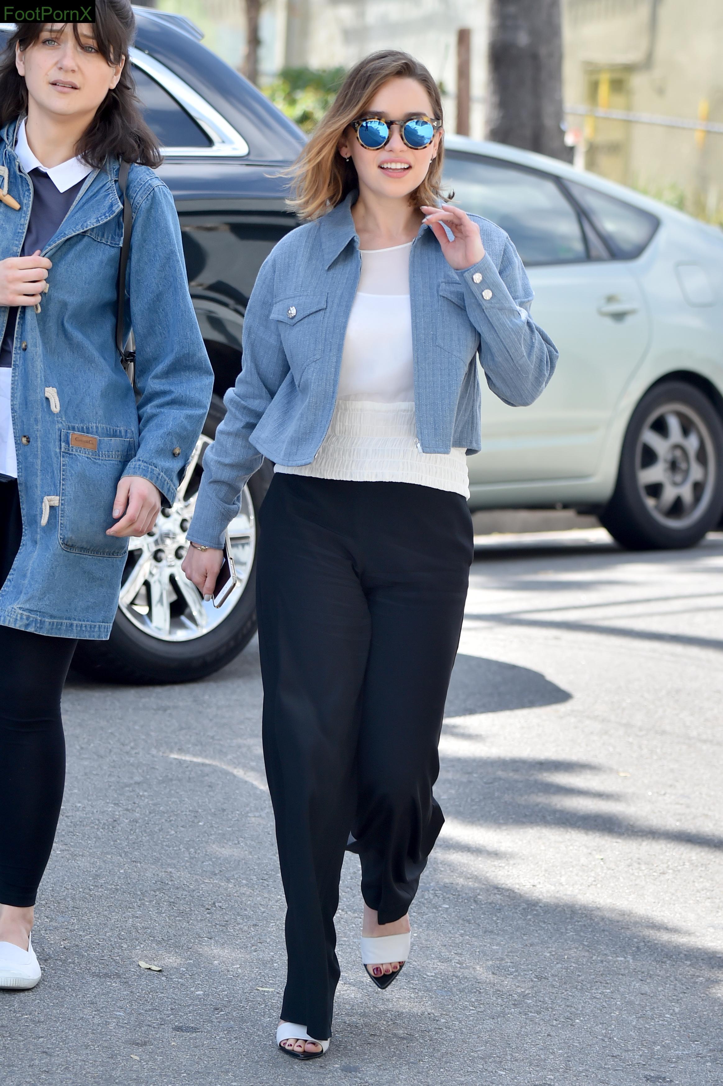 emilia clarke feet