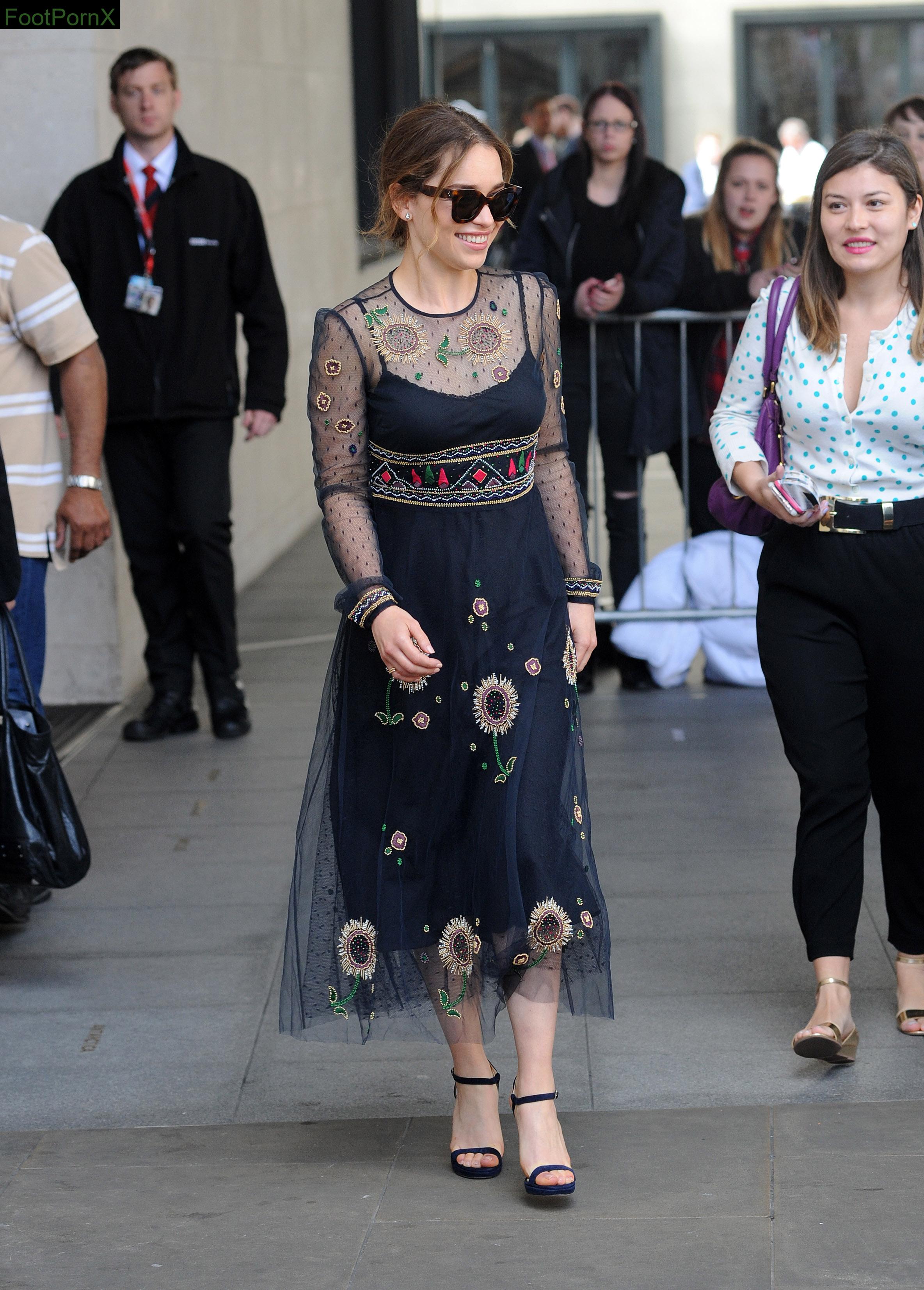 emilia clarke feet