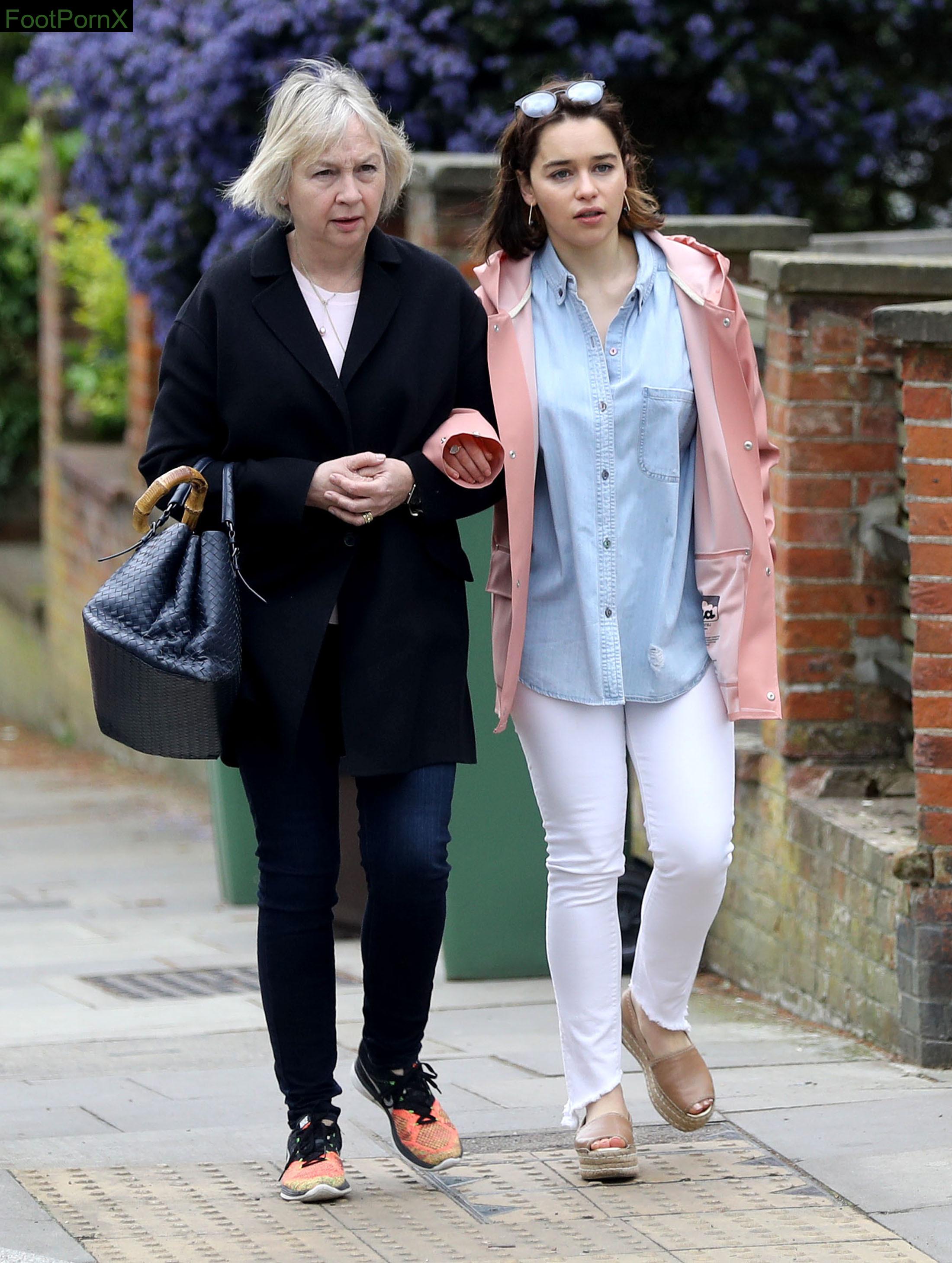 emilia clarke feet